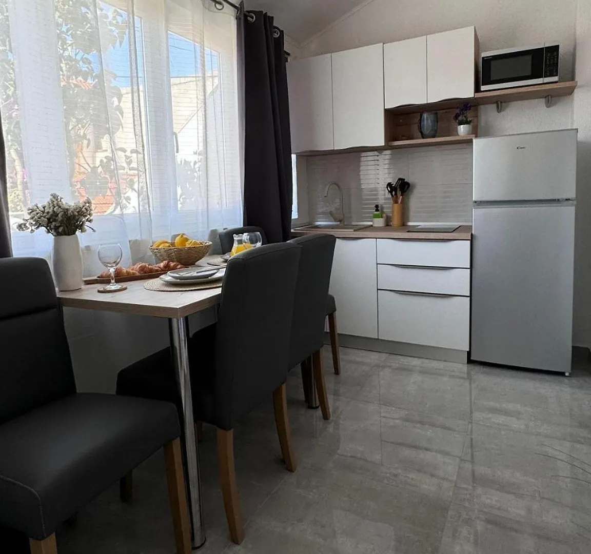 Apartments With A Parking Space Trogir - 12152 0*,  קרואטיה